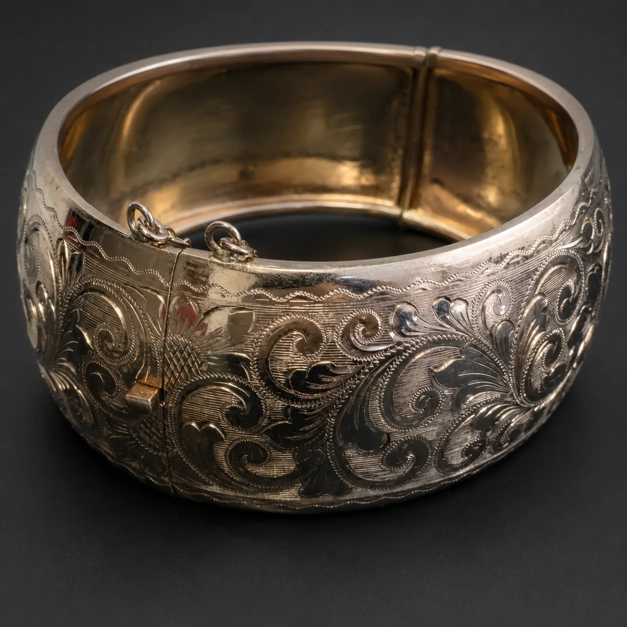 Pulseira em ouro gravada à mão